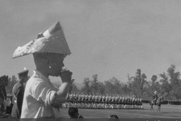 Personas asistiendo a la Parada Militar, hacia 1960
