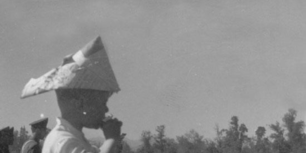 Personas asistiendo a la Parada Militar, hacia 1960