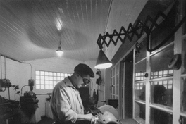Obrero trabajando una pieza, hacia 1960