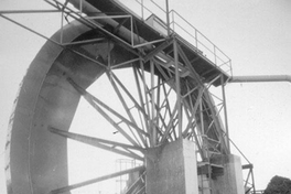Proceso de extracción de la remolacha azucarera en la industria Iansa, Los Ángeles, hacia 1965