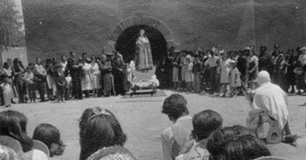 Mujeres, niños y hombres en culto y devoción a la Virgen María, hacia 1960