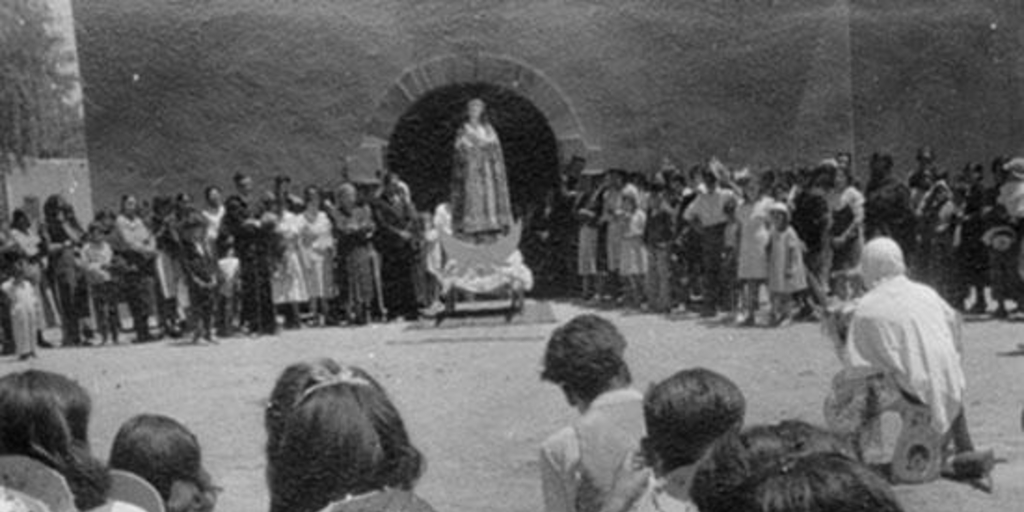 Mujeres, niños y hombres en culto y devoción a la Virgen María, hacia 1960