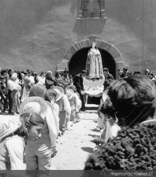 Peregrinos a la entrada de un santuario. Devoción a la Virgen María, hacia 1960