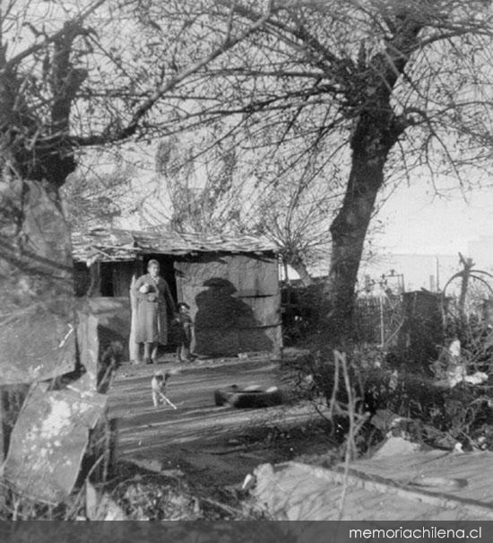 Mujer y niña en la puerta de su casa en el campo, hacia 1960