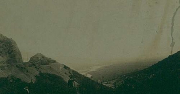 Vista a valle desde un cerro, ca. 1906