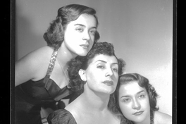 Retrato de Sonia y Miriam, junto a Cora Santa Cruz, ca. 1955