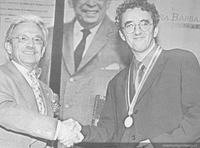 Roberto Bolaño recibiendo el Premio Rómulo Gallegos