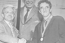 Roberto Bolaño recibiendo el Premio Rómulo Gallegos