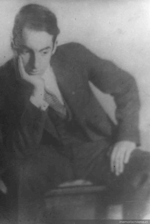 Pablo Neruda a la edad de 20 años