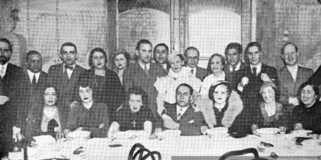 Pablo Neruda junto a otros escritores, en un restaurante en el barrio de la Boca, Buenos Aires, 1933