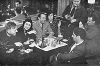 Pablo Neruda y Delia del Carril en Madrid. Los acompañan Raúl González Tuñón  y su mujer de entonces, Amparo Mom, y otros, de las Milicias Republicanas