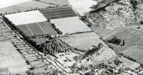 Vista aérea de un valle de la zona central, mediados del siglo XX