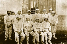 Personal del desinfectorio público con uniforme de trabajo, 1910