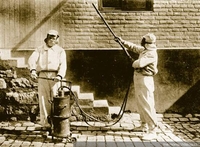 Desinfectadores trabajando, hacia 1910
