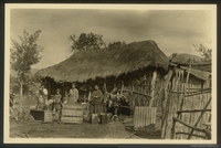 Familia en su vivienda rural, ca. 1930