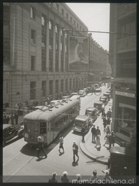 Tranvía circula por calle Agustinas cruzando calle Bandera, Santiago, ca. 1955