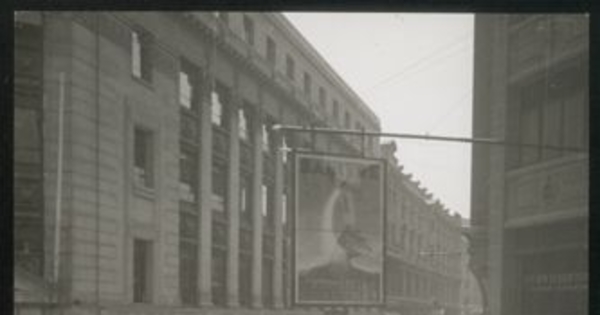 Tranvía circula por calle Agustinas cruzando calle Bandera, Santiago, ca. 1955