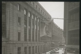 Tranvía circula por calle Agustinas cruzando calle Bandera, Santiago, ca. 1955