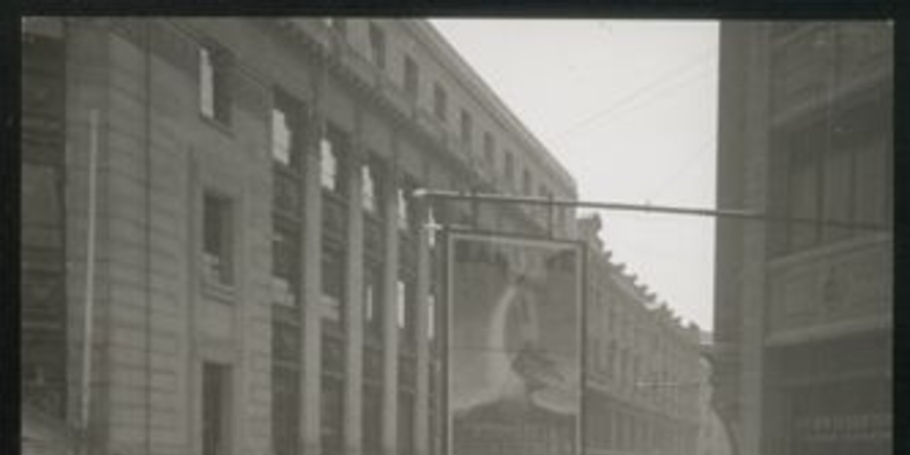 Tranvía circula por calle Agustinas cruzando calle Bandera, Santiago, ca. 1955