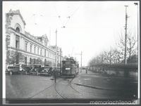 Autos y tranvía en Alameda frente a la Casa Central de la Universidad de Chile, 1929