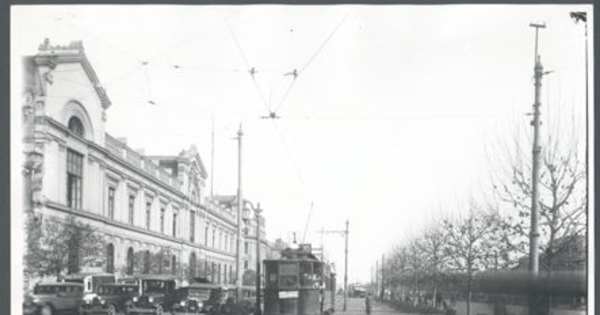 Autos y tranvía en Alameda frente a la Casa Central de la Universidad de Chile, 1929