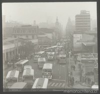 Calle Puente transitada por micros, ca. 1958