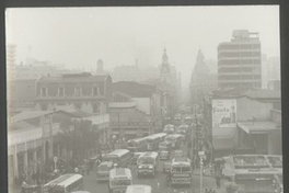 Calle Puente transitada por micros, ca. 1958