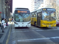 Un bus articulado del Transantiago, junto con una micro del sistema de licitación, 2007