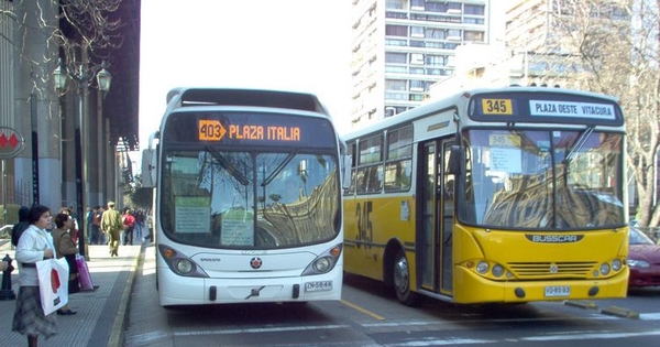 Un bus articulado del Transantiago, junto con una micro del sistema de licitación, 2007