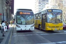 Un bus articulado del Transantiago, junto con una micro del sistema de licitación, 2007