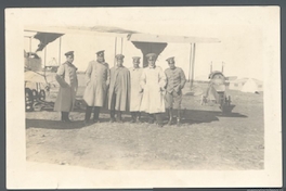 Grupo de oficiales frente a aviones, ca. 1925