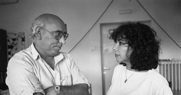 Juan Radrigán junto a una actriz alemana, 1984