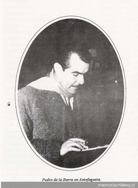 Pedro de la Barra en un ensayo del Teatro de la Universidad de Antofagasta, década de 1960