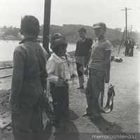 Niños en el puerto