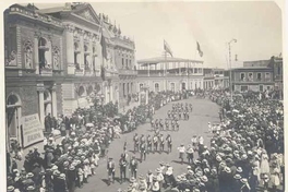 Brigadas de boy scouts desfilan en la plaza de Iquique, frente al Teatro Municipal, ca. 1920
