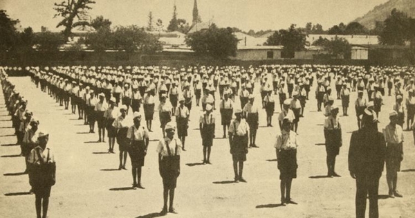 Revista de gimnasia en la Ciudad del Niño, 1943