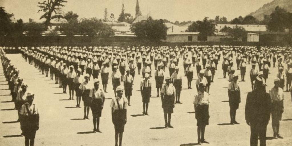 Revista de gimnasia en la Ciudad del Niño, 1943