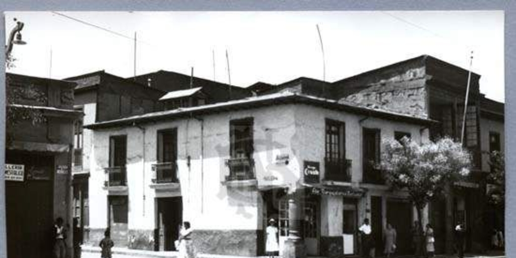 Casa del Pilar. Calles Recoleta y Antonia López de Bello