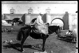 Hombre a caballo, atrás el puente Calicanto, ca. 1870