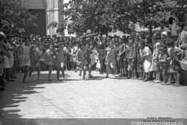 Niños corren durante celebración de la fiesta del roto chileno, en plaza Yungay