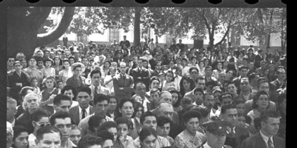 Público asistente a la fiesta del roto chileno, Plaza Yungay, 20 de enero de 1947