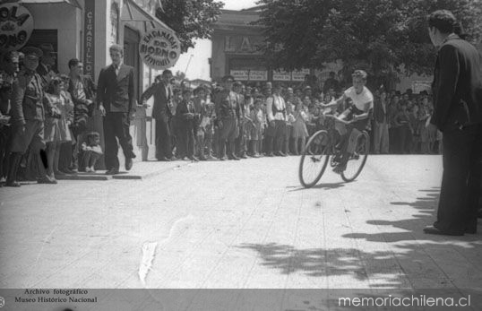 Niño en bicicleta, durante competencia en celebración del día del roto Chileno, 1944