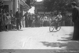 Niño en bicicleta, durante competencia en celebración del día del roto Chileno, 1944