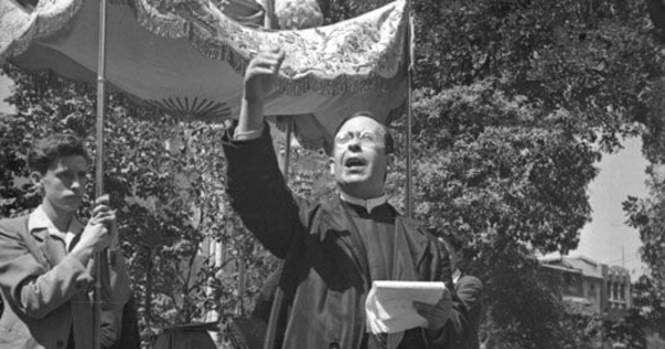 Sacerdote realiza bendición durante celebración del día del roto Chileno, 1944