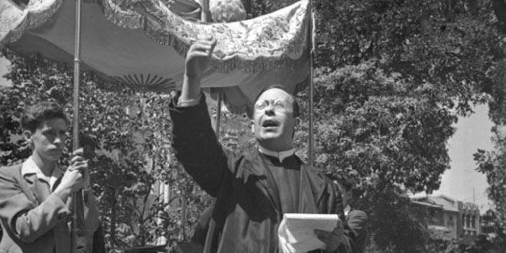 Sacerdote realiza bendición durante celebración del día del roto Chileno, 1944