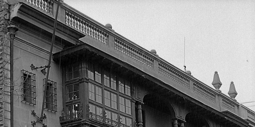 Fachada del edificio que ocupaba la Biblioteca Luis Montt, en la calle Dieciocho