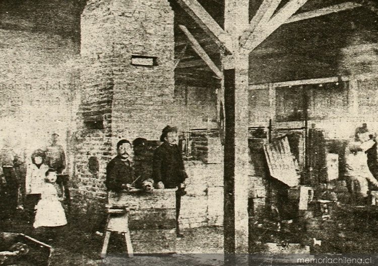 Hornos de fundición de la Fábrica Nacional de Vidrios, con niños obreros, 1903