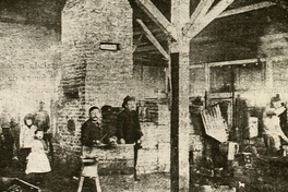 Hornos de fundición de la Fábrica Nacional de Vidrios, con niños obreros, 1903