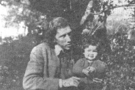 Juan Luis Martínez junto a su hija, 1973