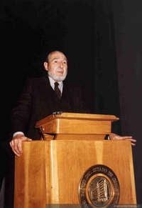 Oreste Plath dando una conferencia, Institución Cultural del Banco del Estado de Chile, 1984